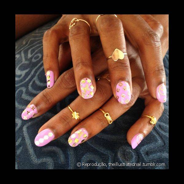 A cantora M.I.A j? usou uma nail art feita por Sophie Harris que contava com esmalte rosa pastel e uma s?rie de aplica??es douradas